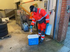 Spildevandsprøver fra renseanlæg i Assens Kommune pakkes og klargøres til afhentning af laboratoriet. Alle udgifter afholdes i den forbindelse af SSI, sådan at indsatsen ikke får indflydelse på forbrugernes spildevandsregning. Foto: Assens Forsyning A/S.