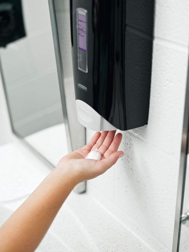 Selvom opmærksomheden omkring håndsprit har været stor i flere år, er der mange, der placerer spritdispenseren forkert. Den skal nemlig helst sidde uden for toiletdøren snarere end inde på toilettet. Foto: PR.