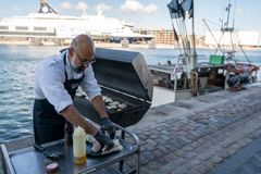 Køkkenchefen i Meyers Kantine hos Pension Danmark, Maurice, griller den friskfangede torsk.