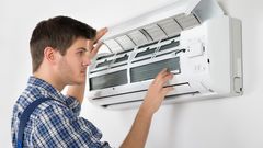 Varmepumpemontører har travlt i disse år, fordi mange udskifter deres oliefyr