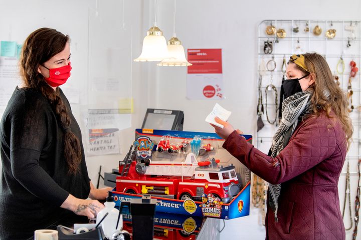 Både kunder og frivillige i genbrugsbutikken i Karise på Sjælland er meget begejstrede for overskudslegetøjet. Samarbejdet med BR har blandt andet betydet en rekordstor omsætning i butikken. Foto: Bax Lindhardt
