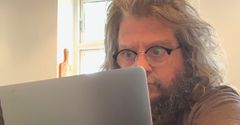 Anders Lund Madsen vil som sædvanlig styre Naturmødets debatter - i år bare online.