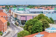BROEN Shopping i Esbjerg er Vestkystens største shoppingcenter med 60 butikker. Centret på ca. 32.800 m² er forsynet med 700 p-pladser og ligger ved Esbjerg Station.