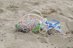 Gavebånd og gamle balloner er blandt plastikaffaldet på de danske strande. Foto: WWF