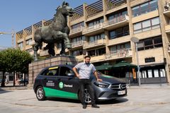 Chauffør Rami Issu er klar til at tilbyde randrusianerne taxiservice.