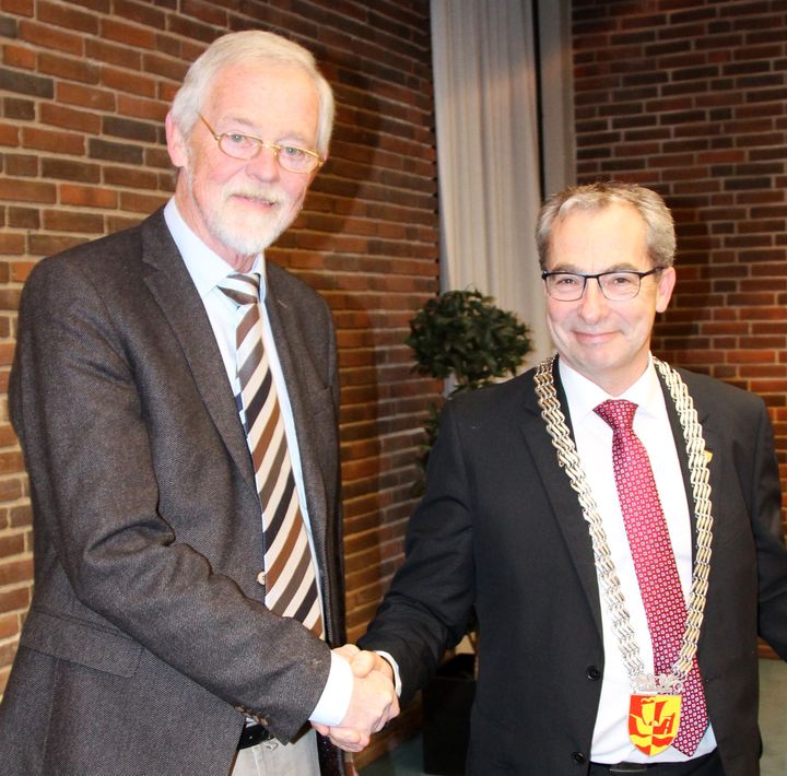 Det længst siddende byrådsmedlem, Poul Henrik Pedersen, hængte borgmesterkæden om John Brædders hals.