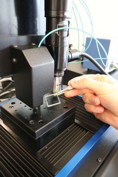Eksperimenter med glas i laboratoriet. Foto: Institut for Kemi og Biovidenskab, AAU