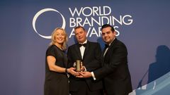 Åshild Indresøvde, nordisk brand-direktør i Elgiganten modtager World Branding Award i Kensington Palace i London torsdag aften.