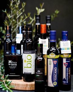 Olierne i Flos Olei-guiden er til at få fat på for danske forbrugere. De findes nemlig i flere danske specialbutikker og Gourmet Meny-butikker, som f.eks. i Meny Rotunden i Hellerup, Meny Nordhavn og Meny Himmelev som alle har det fulde sortiment af de gyldne dråber. Foto: PR.