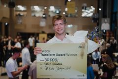 Jacob Matthiesen Jørgensen fra Arkitektskolen Aarhus blev den første vinder af Sweco Transform Award og præmien på de 50.000 kr. Foto: Sweco