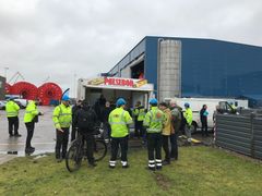 Der var rift om pølserne, da Hands-on besøgte NOV. Foto: Industriens Uddannelser
