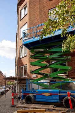 En storentreprenør skulle bruge en sakselift, der kunne klare tunge løft, til en opgave på en hjørneejendom på Langelandsgade-Sejrøgade i Aarhus. PR-foto: Jørgen Nielsen.