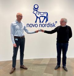 Lars Fruergaard Jørgensen, CEO i Novo Nordisk overrækker spillet til  Søren Ravn Jensen, direktør i Julemærkefonden. Novo Nordisk har sponsoreret de første 1.000 spil til børnene på de fem Julemærkehjem i Danmark.