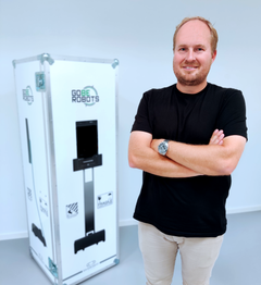 Peter Juhl Voldsgaard, CEO i GoBe Robots er godt tilfreds med at kunne bidrage markant til at reducere CO2-aftrykket signifikant med sine telepresence-robotter, altimens teknologien også hjælper med social inklusion og forebygger spredning af sygdomme ved at bryde smittekæder.