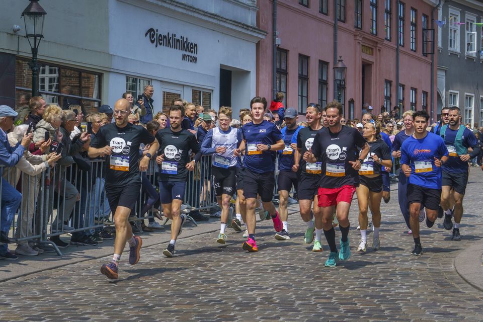 4_RR_Kronprinsen_og_løbere_midtbyen_Foto_HansRavn_090625