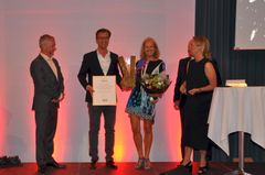 Thomas Thalbitzer, center manager, og Vibeke Qvist, marketing manager, begge fra Frederiksberg Centret, modtog på centrets vegne prisen som 'Nordens Bedste Shoppingcenter 2016'.