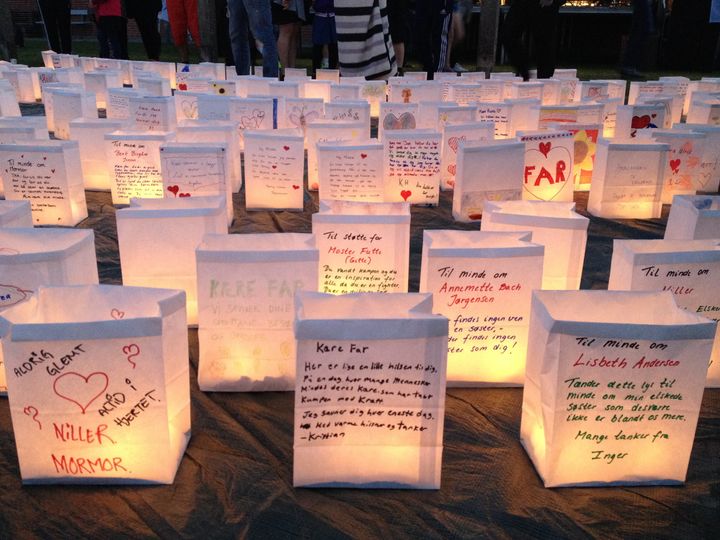På de smukt dekorerede lysposer har deltagerne skrevet hilsner på til dem, der kæmper, og til dem der ikke er her længere. Foto: Kræftens Bekæmpelse
