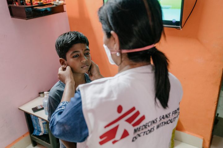 En 7-årig patient med multiresistent tuberkulose bliver undersøgt af en sygeplejerske fra Læger uden Grænser i Mumbai. Foto: Prem Hessenkamp