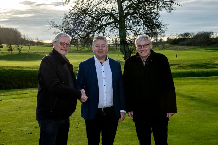 Sparekassen Kronjylland er ny sponsor for Ørnehøj Golfklub. I midten ses Sparekassens nye områdedirektør Keld Jakobsen sammen med f.v. golfklubbens formand Svend Tøfting og klubbens sponsorformand Preben Andersen.