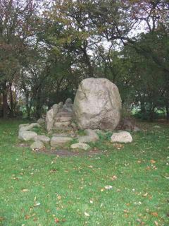 Talerstenen i Fælledparken. Over 100 år gammel.
Engang flittigt brugt - af Borgbjerg, Anker Jørgensen og mange andre.
I dag gemt og glemt i en lille lund midt i Fælledparken.