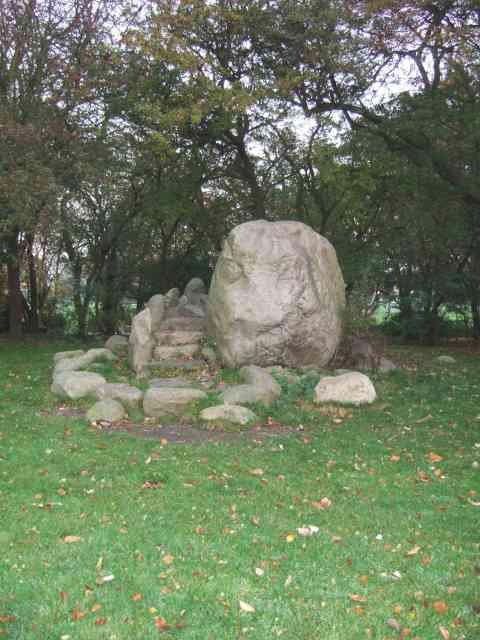 Talerstenen i Fælledparken. Over 100 år gammel.
Engang flittigt brugt - af Borgbjerg, Anker Jørgensen og mange andre.
I dag gemt og glemt i en lille lund midt i Fælledparken.