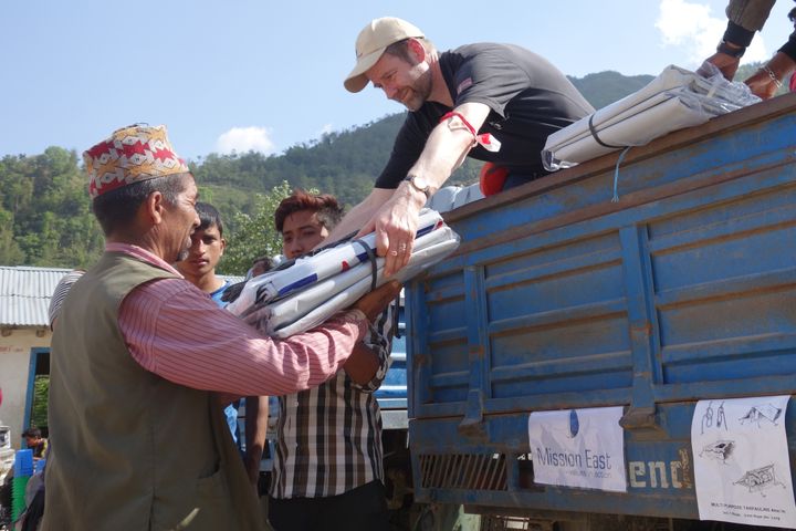 Peter Drummond Smith leder Mission Østs operationelle afdeling i Bruxelles. Det er hjælpen til de mest sårbare og udsatte mennesker, der driver ham. Her uddeler han presenninger, som giver husly til jordskælvsofre i Nepal.