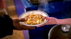 Aftensmaden er en vigtig del af tilbuddet til hjemløse i København i de kolde og våde vintermåneder. Foto: Blå Kors