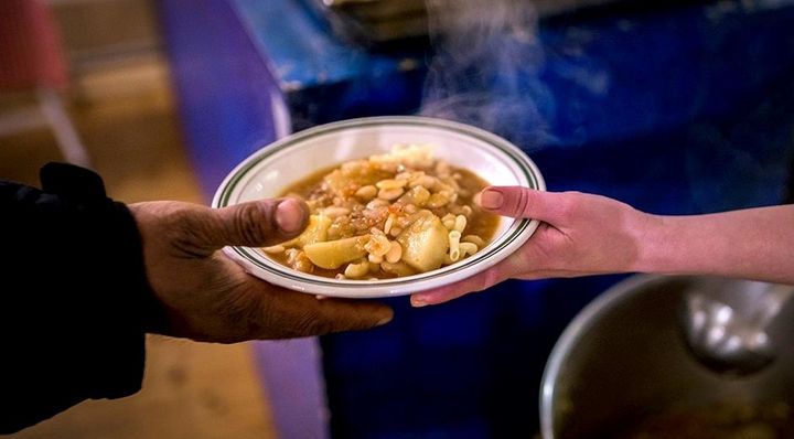 Aftensmaden er en vigtig del af tilbuddet til hjemløse i København i de kolde og våde vintermåneder. Foto: Blå Kors
