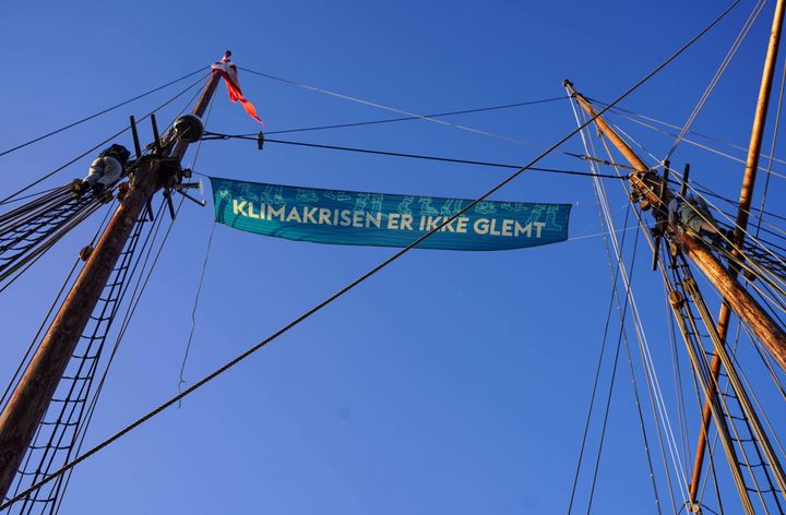 Et af Den Grønne Studenterbevægelses bannere har allerede hængt mellem masterne
på Nationalmuseets Skonnert Bonavista. Kreditering: Tine Dam Rasmussen. Til fri afbenyttelse.