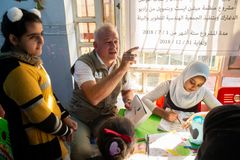 Generalsekretær Kim Hartzner taler med børnene på Mission Østs børnecenter i Mosul, hvor børnene kan indhente tabte skolekundskaber. Foto: Peter Eilertsen for Mission Øst.
