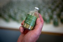 Gæsterne fik en lille flaske grøn protein fra anlægget med hjem som minde. Det har dog "kun" foderkvalitet og må ikke drikkes af mennesker. Foto: Agro Business Park A/S