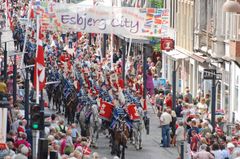 Under besøget i 2008 red Garderhusarregimentets Hesteskadron bl.a. gennem  Torvegade.