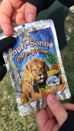 En Capri-Sonne juice plastik-emballage, der udløb i 2009, er stadig forholdsvis intakt i 2019, hvor den er fundet på stranden. Foto: WWF