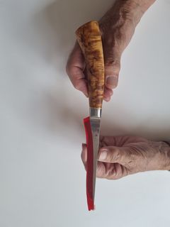 Jørgen Storgaards kniv, som han har lavet skæftet på i masurbirk. Foto: Historie Haderslev
