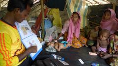 Frivillige er oplært i sundhedsarbejde og går fra telt til telt med medicin, kosttilskud og undervisning i god hygiejne. Foto: Nath Fauveau, MTI