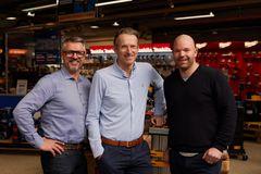 Foto af direktør, Jan Teller, administrerende direktør, Gorm Rasmussen, og CFO Jimmy Nordling Drevfors. Tilsammen udgør de Direktionen i Carl Ras.