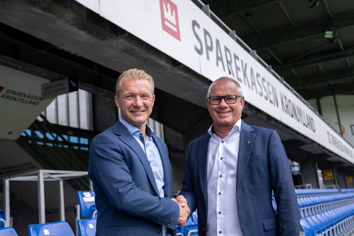 Sportslig og kommerciel direktør i Randers FC, Søren Pedersen. og områdedirektør i Sparekassen Kronjylland, Jens Brix, har netop givet hånd på, at de også de næste tre år skal arbejde tæt sammen.