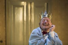 I forestillingen "Helt enkelt kompliceret" spiller Henning Jensen en pensioneret skuespiller, der tager sine livsvalg op til overvejelse.