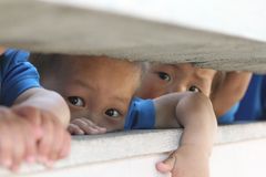 Hvordan ser fremtiden ud for disse børn, hvis regnen over de tørre rismarker udebliver i sommer? Foto: Mission Øst.