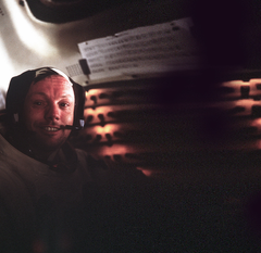 Astronaut Neil Armstrong med ikonisk headset fra Plantronics.