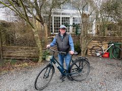 Claus Holm cykler gerne meget lange ture. Her står han med årets hovedpræmie fra Gazelle.