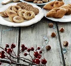 Anette Drengsgaard råder til at bage de tre klassiske julesmåkager: vaniljekransen, brunkagen og klejnen, da du med enkelte råd, let kan lave de tre juleklassikere. Foto: PR.