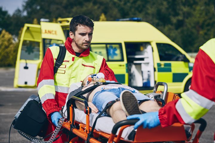 Flere ambulancereddere flygter fra dårlige arbejdsvilkår. Fagforening frygter for patienterne. Foto: Adobe Stock