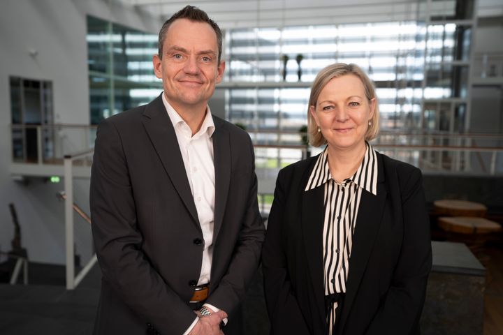 Claus Holm Andersen, administrerende direktør i SEF Fiber, og  Anette Holck, direktør for Abonnementssalg og Kundeservice i Kviknet glæder sig over den nye aftale til gavn for både Svendborg og Landeland.