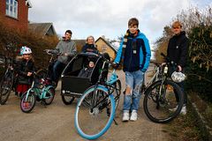 Familien i Aarhus skiftede to biler ud med én el-ladcykel for klimaets skyld Cyklistforbundet