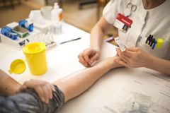 Det er femte gang, at Astma-Allergi Danmark i samarbejde med Allergiklinikken fra Gentofte Hospital tester politikerne på Christiansborg for astma og allergi. Foto: Astma-Allergi Danmark