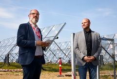 Direktør Lars van Hauen og borgmester Mikael Smed (S) indviede det nye solfangeranlæg i Lendemarke. Foto: Thomas Tolstrup