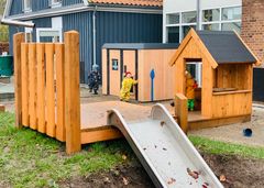 Gladsaxe Kommune og Novafos har fornyet legepladsen, så den klimasikrede vandboring er en integreret del af et sjovt og lærerigt legeunivers.