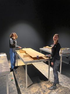 Studerende fra Antropologi på Aarhus Universitet i gang med at bygge udstillingen 'KROPPE'.