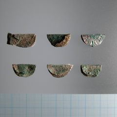 En del af mønterne i Ryegaard-skatten var bevidst bøjede. Det tyder på, at de skulle bruges til at smelte om. Foto: Museumsorganisationen ROMU